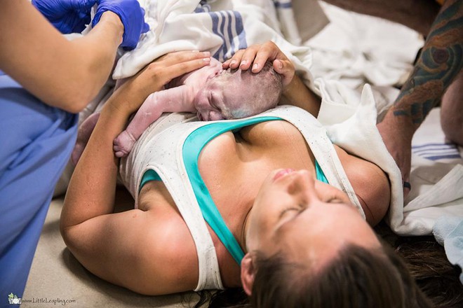 5 minutes after the water broke at home, the mother gave birth right in front of the hospital emergency room - Photo 9.