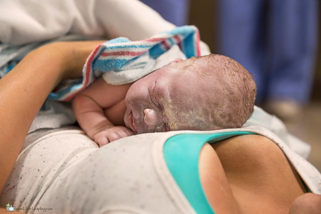 5 phút sau khi vỡ ối ở nhà, bà mẹ đã sinh con ngay trước cửa phòng cấp cứu bệnh viện - Ảnh 10.