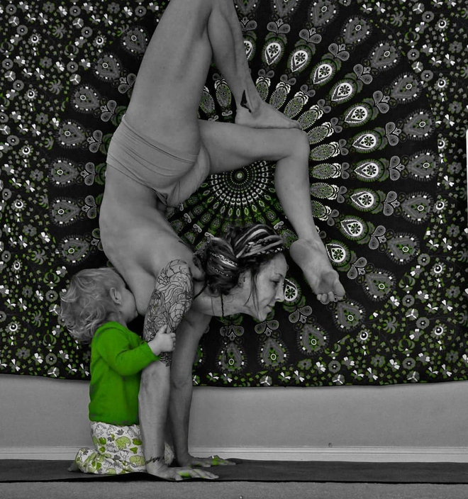 Hình ảnh tuyệt vời của bà mẹ vừa tập yoga vừa cho con bú thu hút hàng triệu người xem - Ảnh 5.