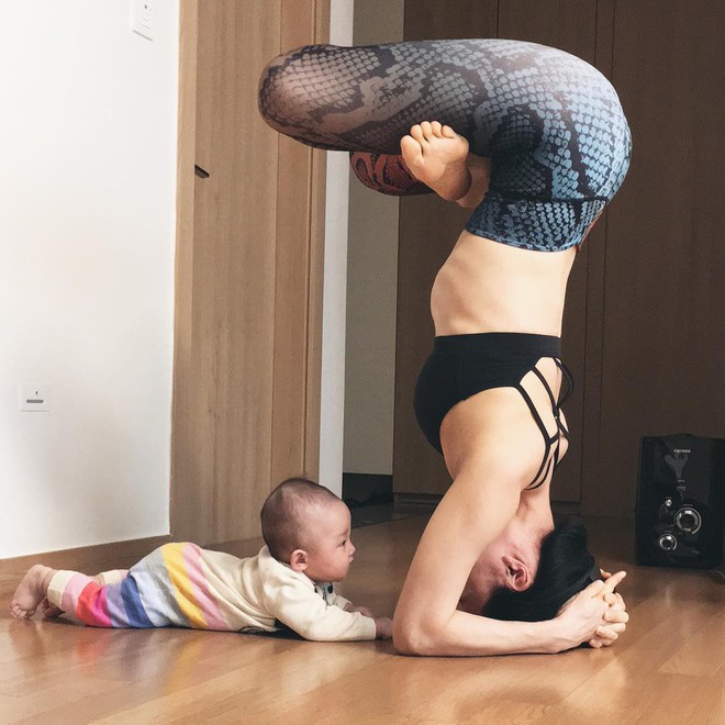Bà mẹ xinh đẹp khiến cộng đồng mạng ngả mũ thán phục khi vừa tập yoga vừa trông con - Ảnh 1.