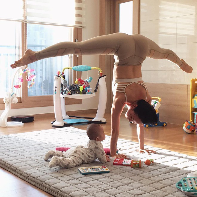 Bà mẹ xinh đẹp khiến cộng đồng mạng ngả mũ thán phục khi vừa tập yoga vừa trông con - Ảnh 3.