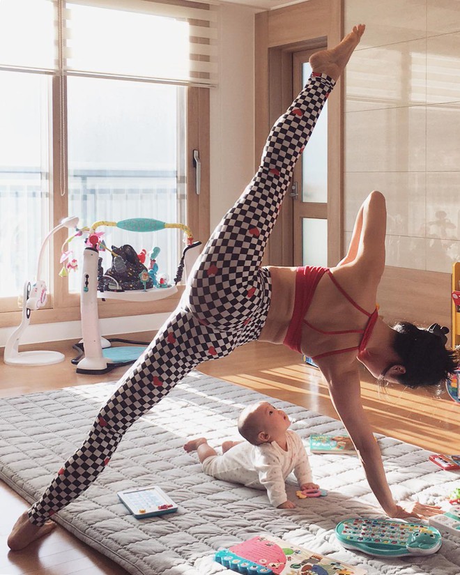 Bà mẹ xinh đẹp khiến cộng đồng mạng ngả mũ thán phục khi vừa tập yoga vừa trông con - Ảnh 5.