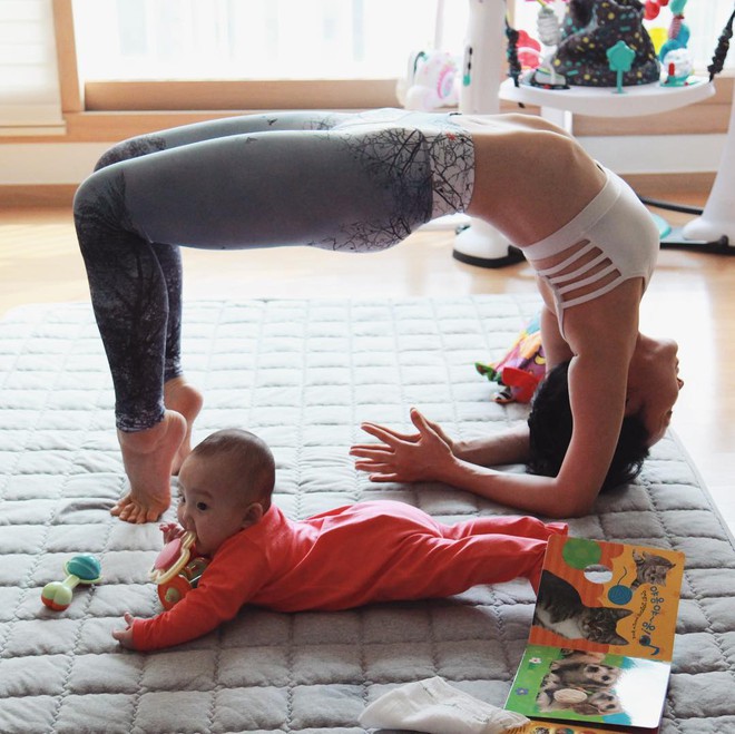 Bà mẹ xinh đẹp khiến cộng đồng mạng ngả mũ thán phục khi vừa tập yoga vừa trông con - Ảnh 6.