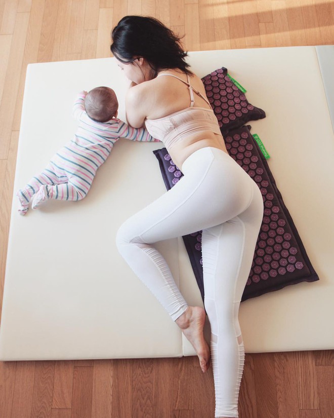 Bà mẹ xinh đẹp khiến cộng đồng mạng ngả mũ thán phục khi vừa tập yoga vừa trông con - Ảnh 12.