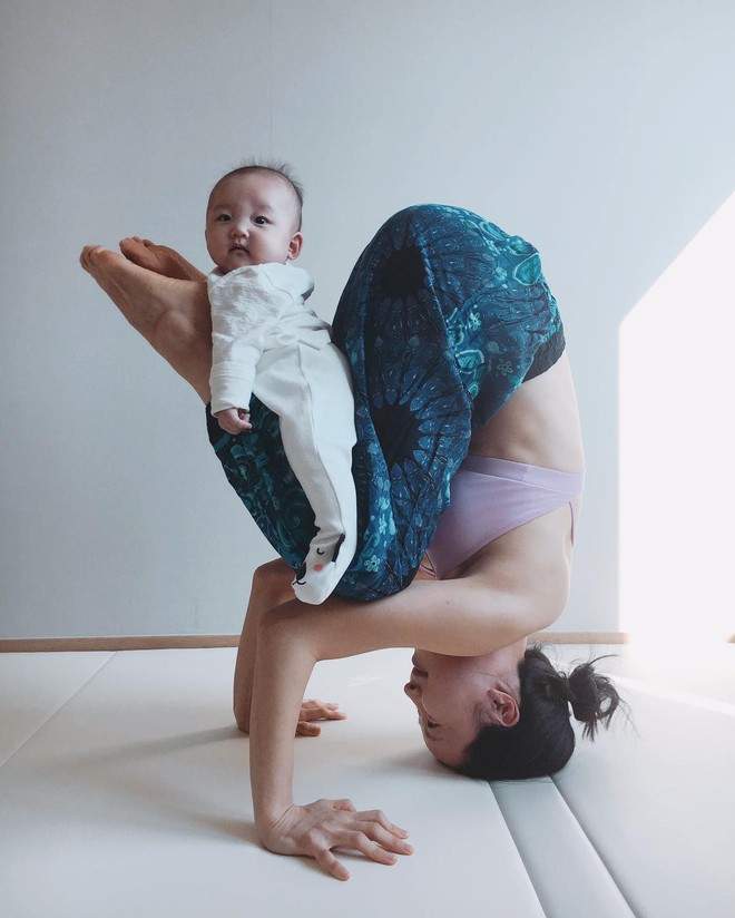 Bà mẹ xinh đẹp khiến cộng đồng mạng ngả mũ thán phục khi vừa tập yoga vừa trông con - Ảnh 18.