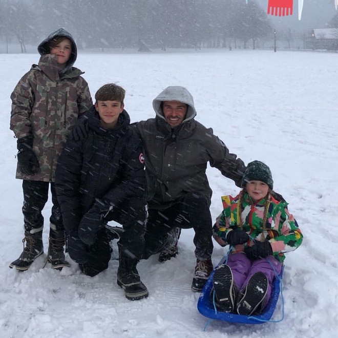 Harper cứ &ldquo;cute lạc lối&rdquo; thế n&agrave;y bảo sao bố David Beckham kh&ocirc;ng cưng chiều hết mực - Ảnh 1.
