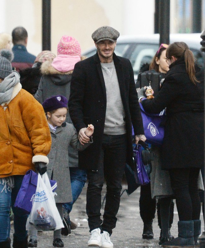 Harper cứ &ldquo;cute lạc lối&rdquo; thế n&agrave;y bảo sao bố David Beckham kh&ocirc;ng cưng chiều hết mực - Ảnh 4.