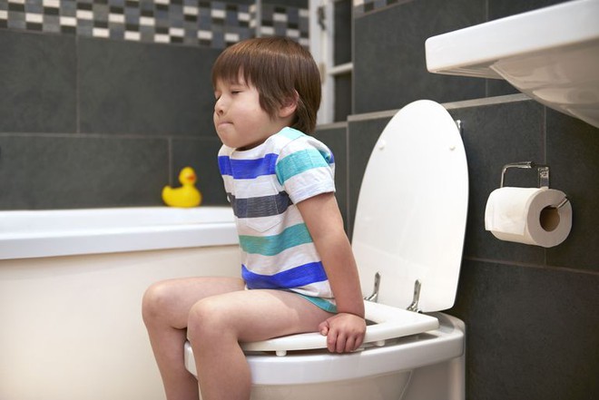Nếu còn cho con đi vệ sinh một mình ở toilet công cộng, hãy đọc ngay cảnh báo về kẻ săn mồi của bà mẹ này - Ảnh 2.