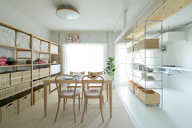 Căn hộ nhỏ 56m² thoáng sáng bất ngờ nhờ tiện nghi “tối giản” ở Nhật - Ảnh 1.