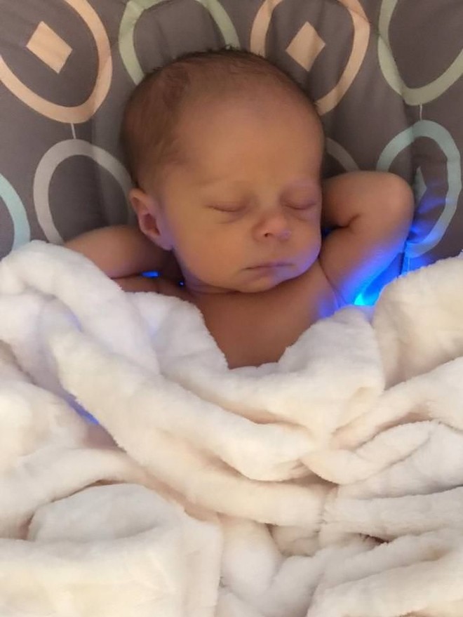 Dân mạng phấn khích với hình ảnh bé 3 tuần tuổi có tư thế ngủ y hệt lúc nằm trong bụng mẹ - Ảnh 2.
