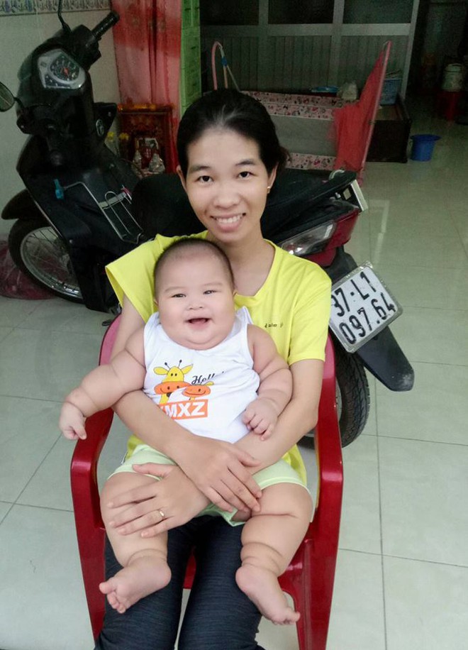 Mới 6 tháng tuổi đã nặng 13kg, cậu bé lớn nhanh như Thánh Gióng được nuôi bằng sữa mẹ hoàn toàn - Ảnh 6.