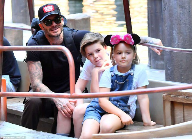 Muôn vàn biểu cảm đáng yêu của Harper trong chuyến đi chơi Disneyland với gia đình - Ảnh 4.