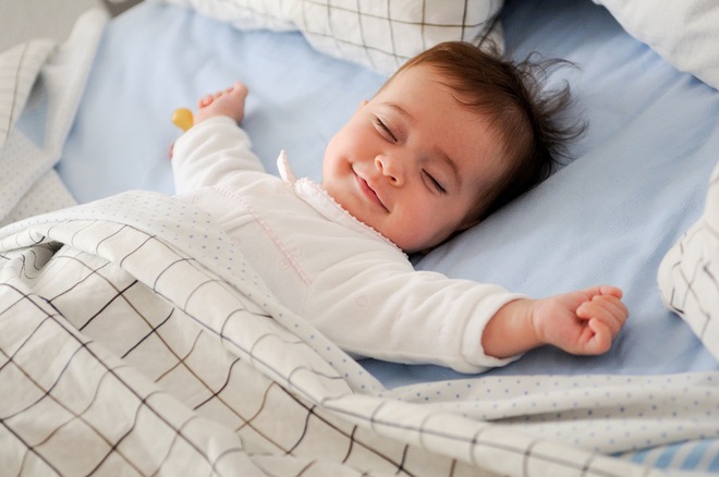 Bé trai 10 tháng tuổi tử vong vì nằm sấp khi ngủ - cảnh báo bố mẹ đặt trẻ ngủ không đúng tư thế - Ảnh 2.