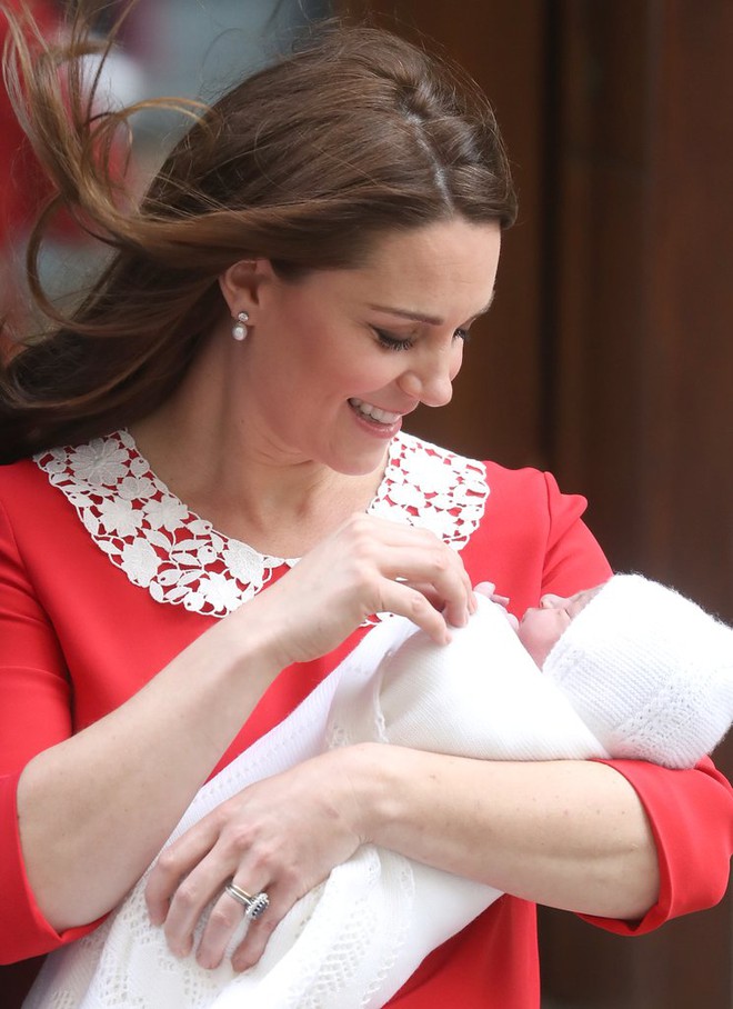 Các mẹ trầm trồ với việc Hoàng tử William quấn chăn gọn gàng cho con gái mới sinh nằm trong nôi - Ảnh 1.