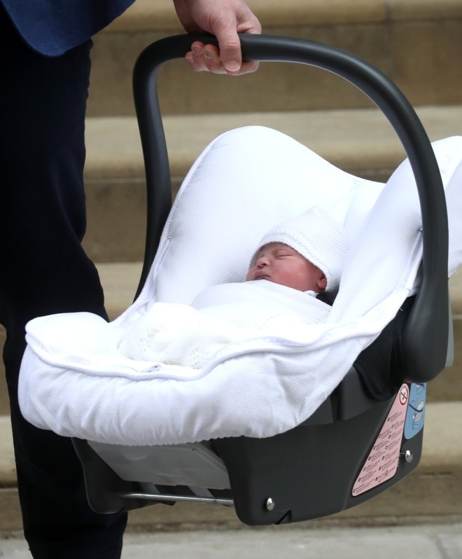 Các mẹ trầm trồ với việc Hoàng tử William quấn chăn gọn gàng cho con gái mới sinh nằm trong nôi - Ảnh 6.