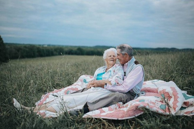 Gần 70 năm chưa từng rời bỏ nhau nửa bước, cặp vợ chồng này đã chứng minh cho cả thế giới thấy tình yêu lãng mạn không phân biệt tuổi tác - Ảnh 2.