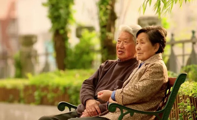 Cảm động trước mối tình già vợ mắc bệnh Alzheimer, chồng ân cần chăm sóc mỗi ngày - Ảnh 2.