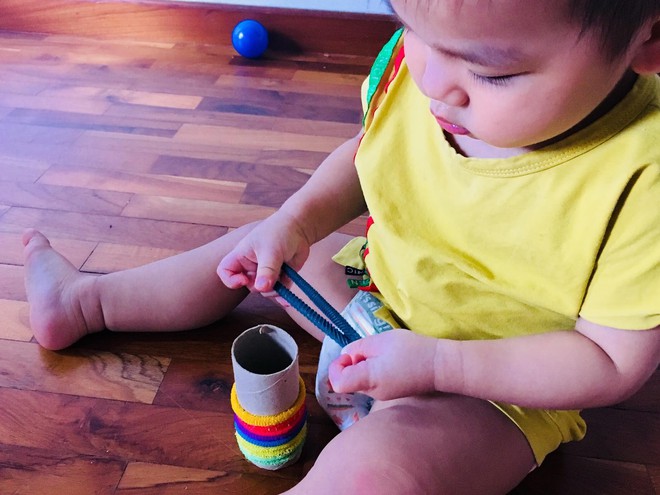 Gặp bà mẹ siêu sáng tạo hay gom rác chơi với con, lợi đủ trăm đường mà không tốn mấy đồng mua đồ chơi - Ảnh 4.