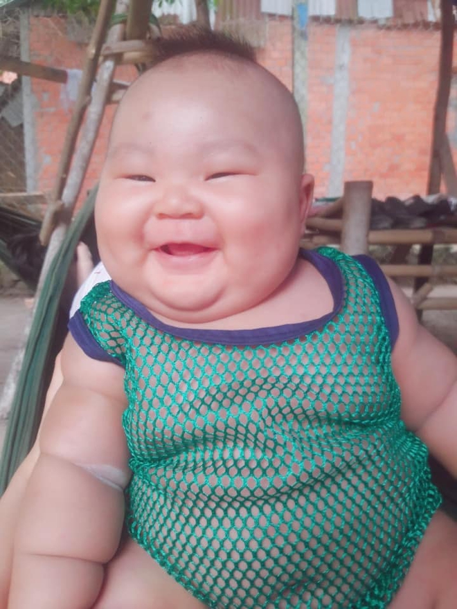 Cậu bé 3 tháng tuổi tròn lẳn như Phật Di Lặc khiến các mẹ mê mệt hóa ra chỉ nuôi bằng sữa mẹ hoàn toàn - Ảnh 2.