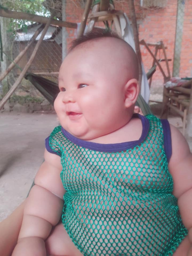 Cậu bé 3 tháng tuổi tròn lẳn như Phật Di Lặc khiến các mẹ mê mệt hóa ra chỉ nuôi bằng sữa mẹ hoàn toàn - Ảnh 3.
