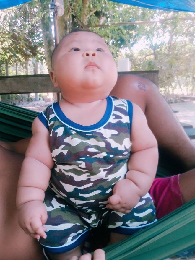 Cậu bé 3 tháng tuổi tròn lẳn như Phật Di Lặc khiến các mẹ mê mệt hóa ra chỉ nuôi bằng sữa mẹ hoàn toàn - Ảnh 8.