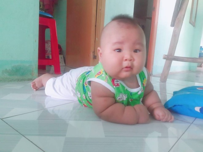 Cậu bé 3 tháng tuổi tròn lẳn như Phật Di Lặc khiến các mẹ mê mệt hóa ra chỉ nuôi bằng sữa mẹ hoàn toàn - Ảnh 9.