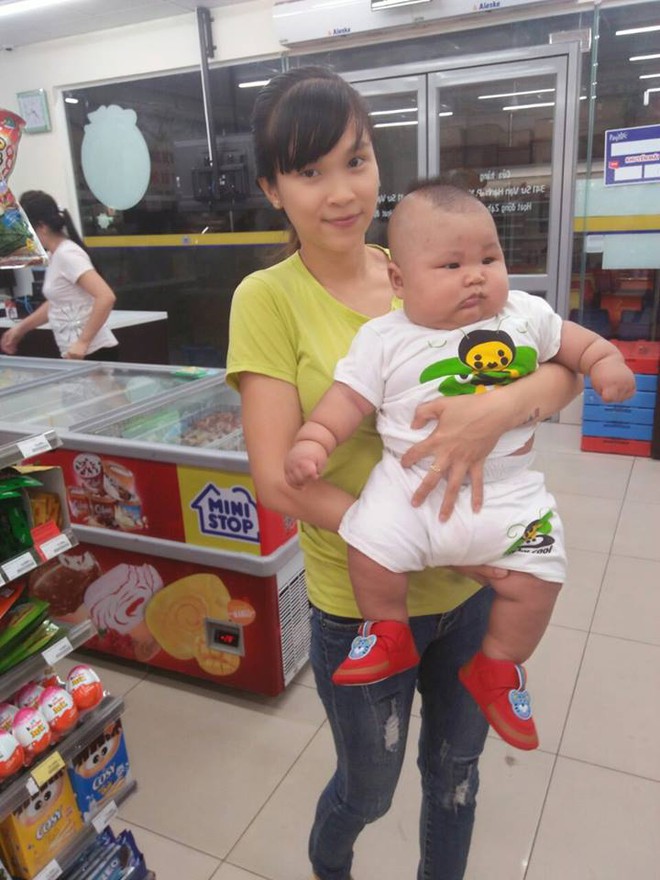 Cậu bé 3 tháng tuổi tròn lẳn như Phật Di Lặc khiến các mẹ mê mệt hóa ra chỉ nuôi bằng sữa mẹ hoàn toàn - Ảnh 10.