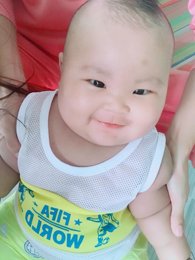 Cậu bé 3 tháng tuổi tròn lẳn như Phật Di Lặc khiến các mẹ mê mệt hóa ra chỉ nuôi bằng sữa mẹ hoàn toàn - Ảnh 11.