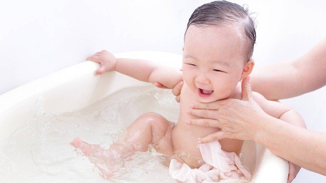 Điểm danh những lỗi cha mẹ rất hay mắc phải khi tắm cho trẻ sơ sinh - Ảnh 3.