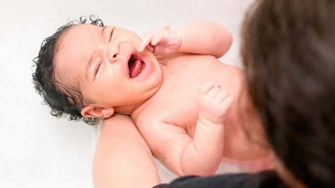 Điểm danh những lỗi cha mẹ rất hay mắc phải khi tắm cho trẻ sơ sinh - Ảnh 7.