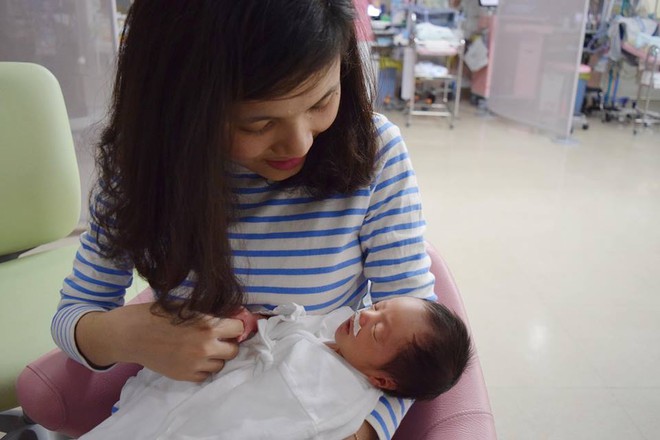 Mẹ Việt kể lại hành trình mang song thai phải truyền thuốc 24/7 và 1 tay chăm hai con ở nơi đất khách quê người - Ảnh 3.