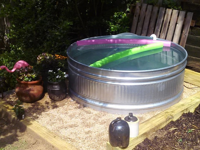 Trời nóng, tự thiết kế một bể bơi mini trong nhà cho con tha hồ vùng vẫy - Ảnh 1.