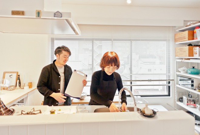 Căn hộ tối giản ngập tràn ánh sáng tự nhiên của cặp vợ chồng trẻ đam mê nấu nướng ở Nhật - Ảnh 4.