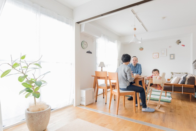 Gia đình 3 người ở Nhật sống thoải mái trong căn hộ siêu nhỏ nhờ cách bài trí thông minh - Ảnh 3.