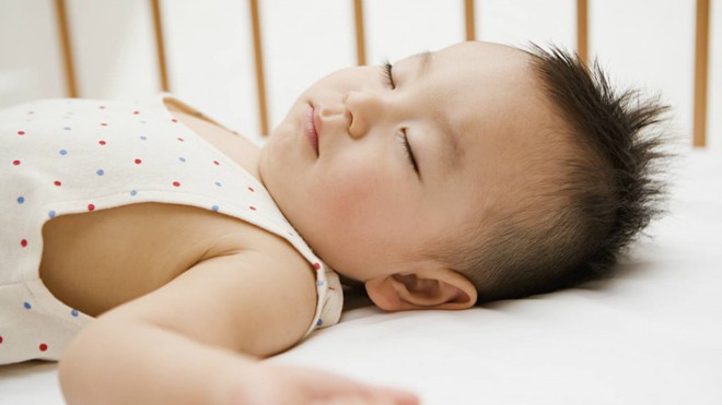 Chuyên gia lý giải vì sao trẻ sơ sinh hay ngủ ngày cày đêm - Ảnh 2.