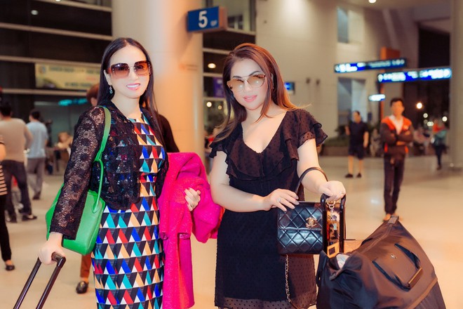 Chị em Hà Phương - Minh Tuyết hiếm hoi xuất hiện cùng nhau tại sân bay - Ảnh 4.