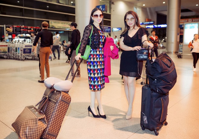 Chị em Hà Phương - Minh Tuyết hiếm hoi xuất hiện cùng nhau tại sân bay - Ảnh 1.