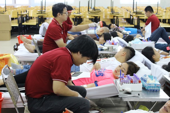 Bị huyết áp thấp, Á hậu Việt Nam 2016 vẫn tham gia hiến máu cứu người trong chương trình Chủ Nhật Đỏ 2018 - Ảnh 9.