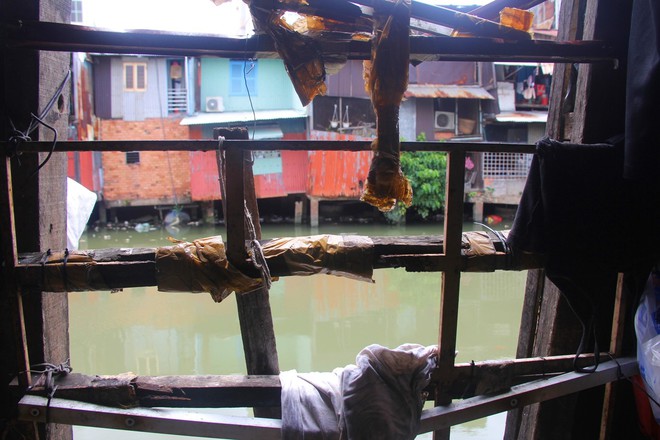 Cuộc sống ngập ngụa mùi rác bên cạnh con rạch ô nhiễm nhất Sài Gòn - Ảnh 7.