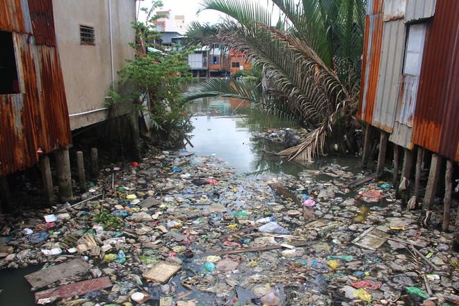 Cuộc sống ngập ngụa mùi rác bên cạnh con rạch ô nhiễm nhất Sài Gòn - Ảnh 2.