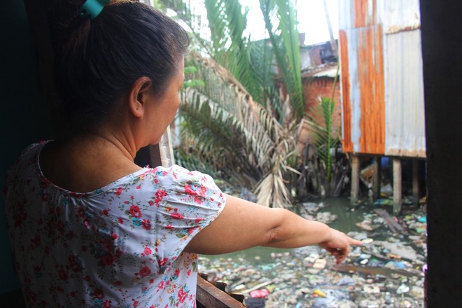 Cuộc sống ngập ngụa mùi rác bên cạnh con rạch ô nhiễm nhất Sài Gòn - Ảnh 4.