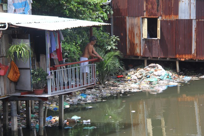 Cuộc sống ngập ngụa mùi rác bên cạnh con rạch ô nhiễm nhất Sài Gòn - Ảnh 14.