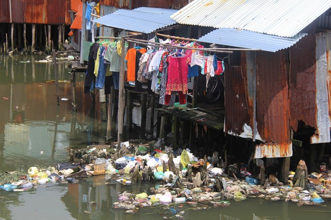 Cuộc sống ngập ngụa mùi rác bên cạnh con rạch ô nhiễm nhất Sài Gòn - Ảnh 15.