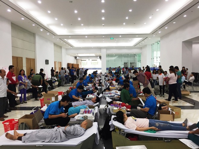 Hàng ngàn người Bình Dương hiến máu dự trữ phục vụ dịp Tết cho bệnh viện - Ảnh 1.