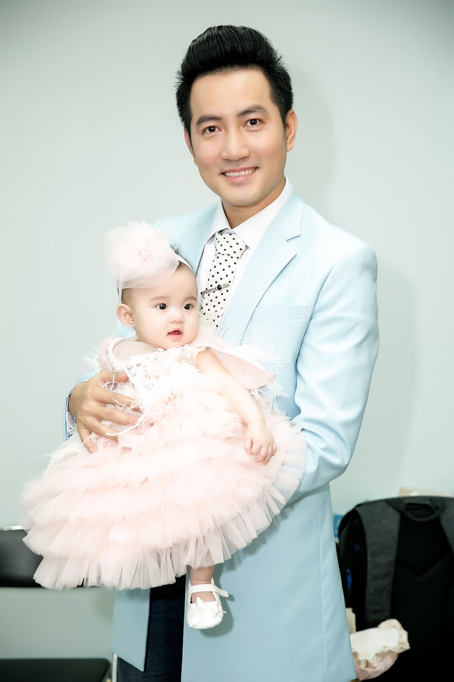 Vy Oanh đưa con gái 6 tháng tuổi lên sân khấu trình diễn cùng mẹ - Ảnh 6.