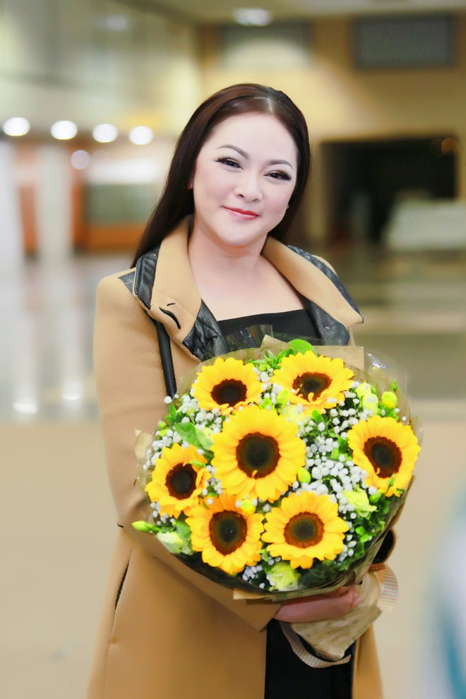 Danh ca hải ngoại Như Quỳnh hạnh phúc rạng ngời trong vòng vây fan Hà Nội khi về nước biểu diễn sau 24 năm - Ảnh 7.