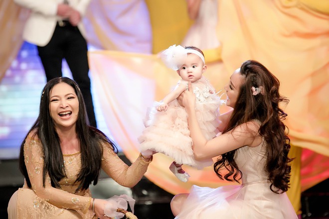 Vy Oanh đưa con gái 6 tháng tuổi lên sân khấu trình diễn cùng mẹ - Ảnh 13.