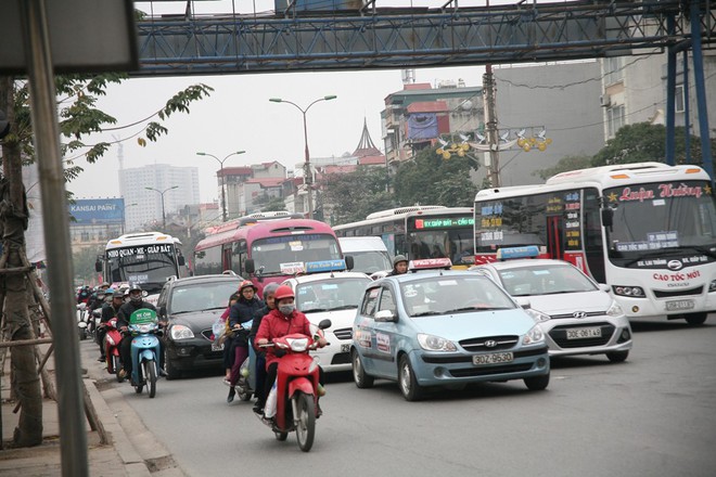 Cửa ngõ thành phố đông nghẹt khi người dân trở về sau kỳ nghỉ lễ Tết Dương lịch - Ảnh 1.