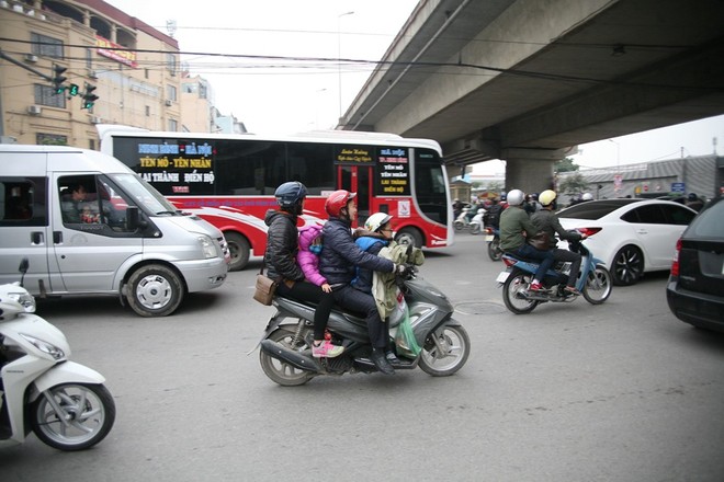 Cửa ngõ thành phố đông nghẹt khi người dân trở về sau kỳ nghỉ lễ Tết Dương lịch - Ảnh 3.