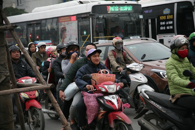 Cửa ngõ thành phố đông nghẹt khi người dân trở về sau kỳ nghỉ lễ Tết Dương lịch - Ảnh 7.